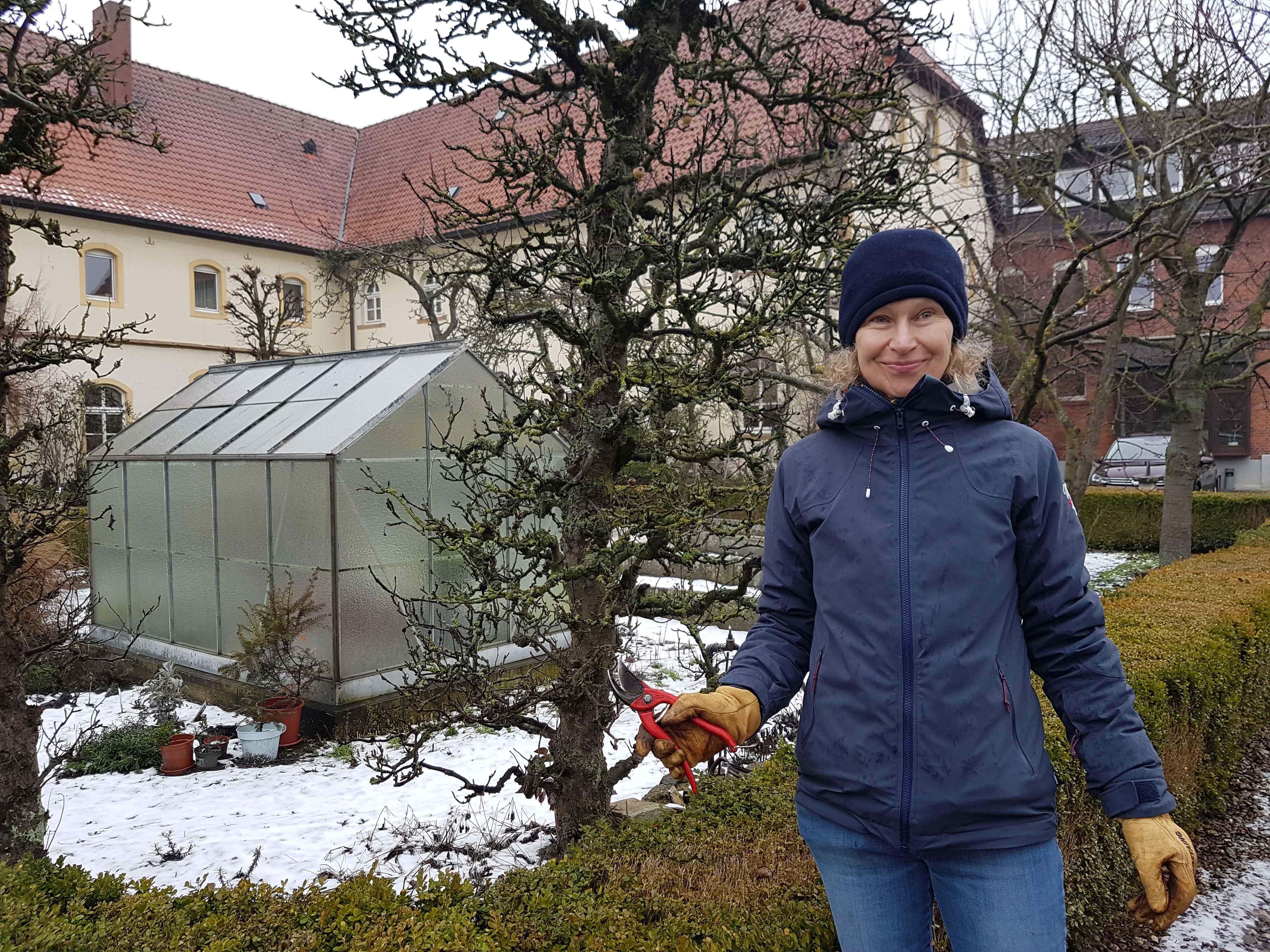Sabine mit Schere, Schnittaktion im Klostergarten